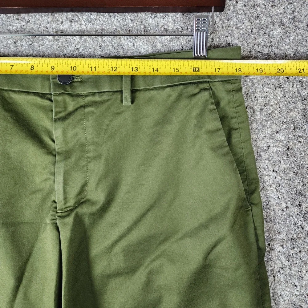 Banana Republic Core Temp Shorts Mens 35 Chino 9 Inch Bright Moss Excellent